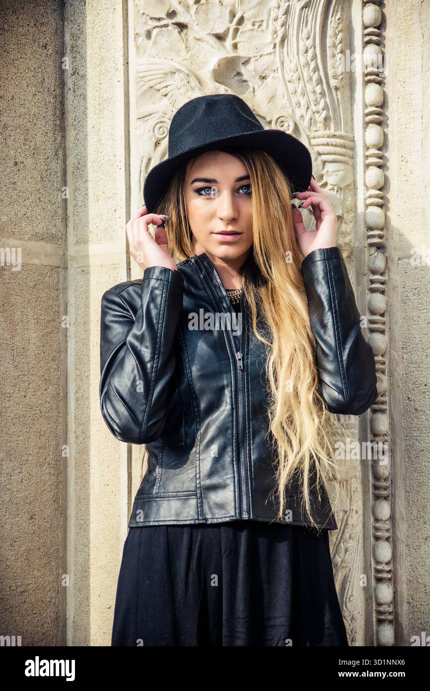 Bella giovane donna in black hat Foto Stock
