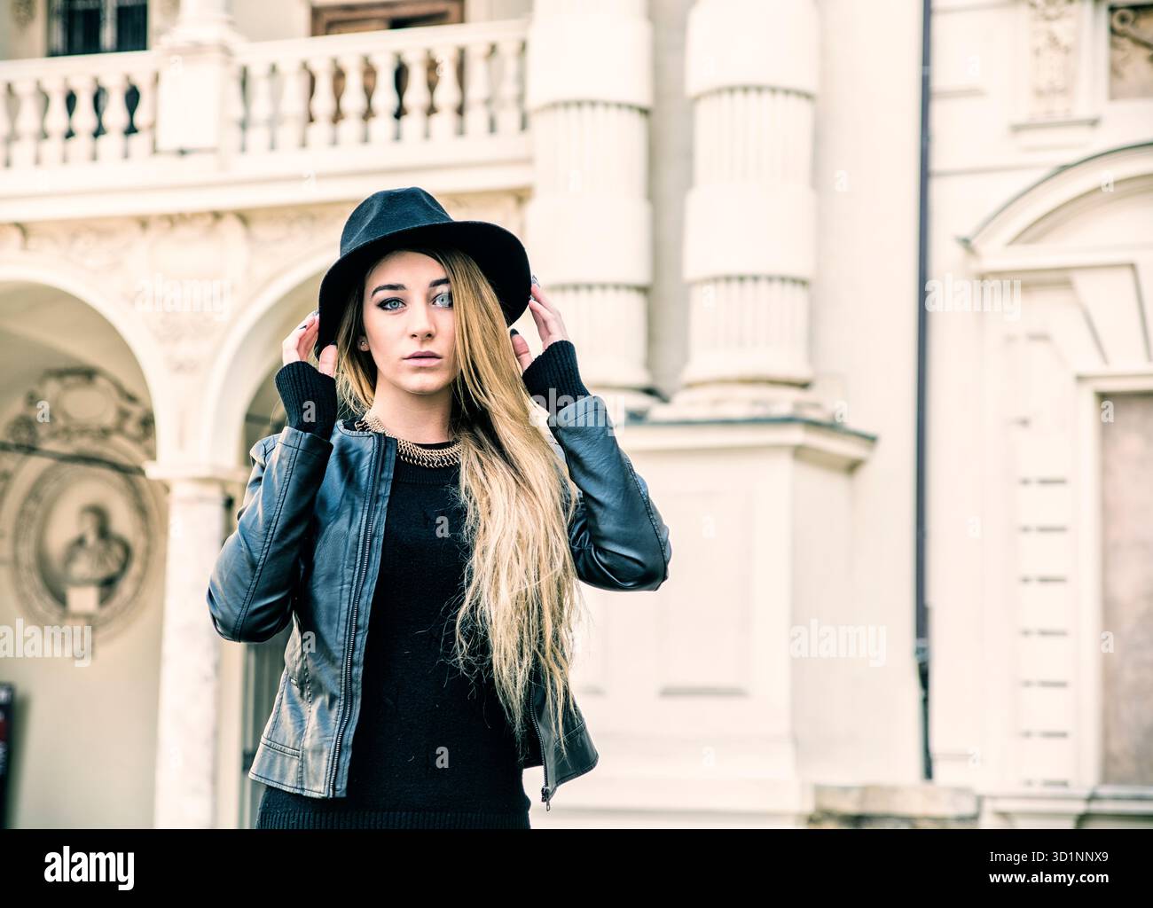 Bella giovane donna in black hat Foto Stock