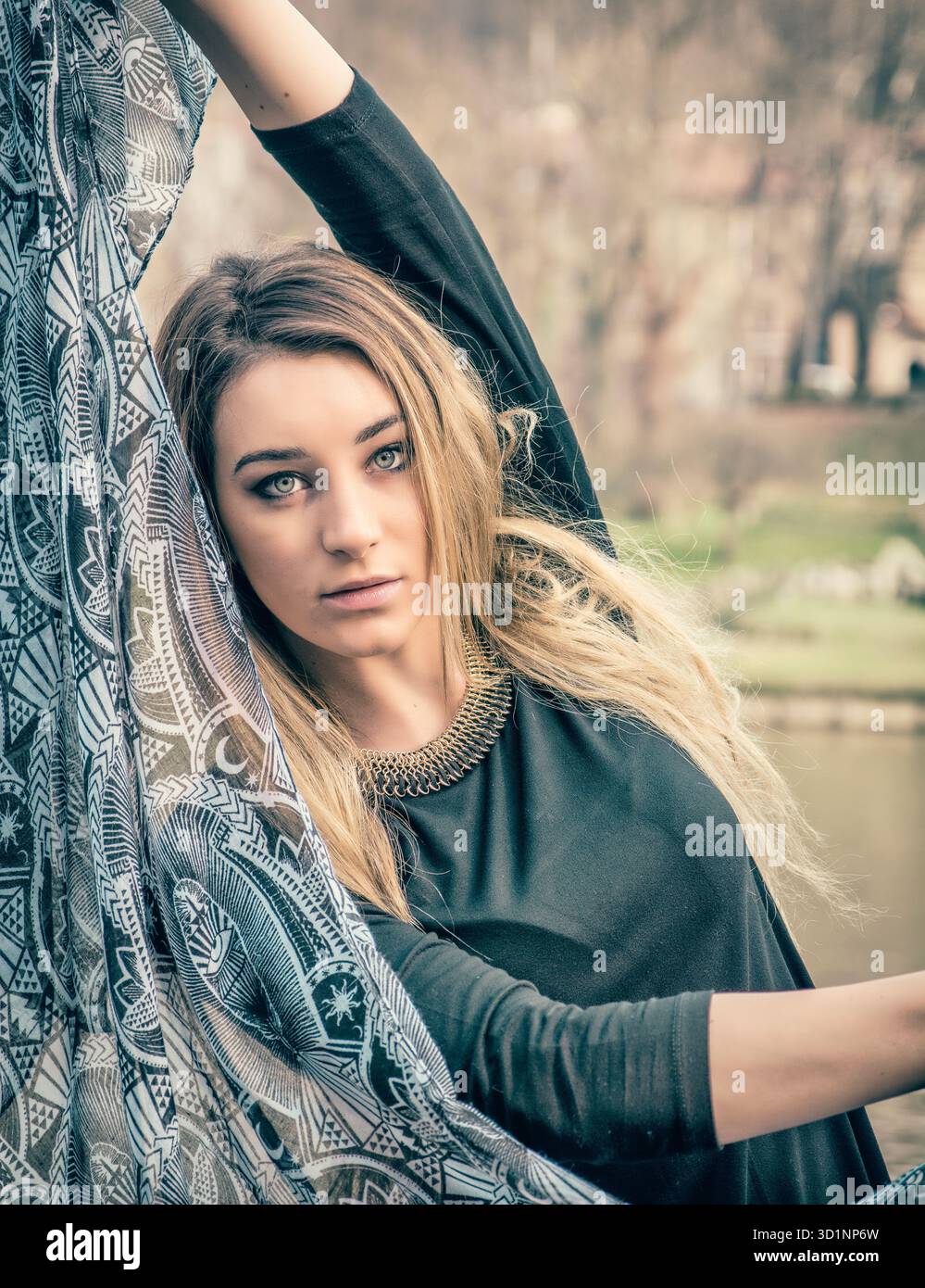 Bella giovane donna in abito nero per esterno Foto Stock
