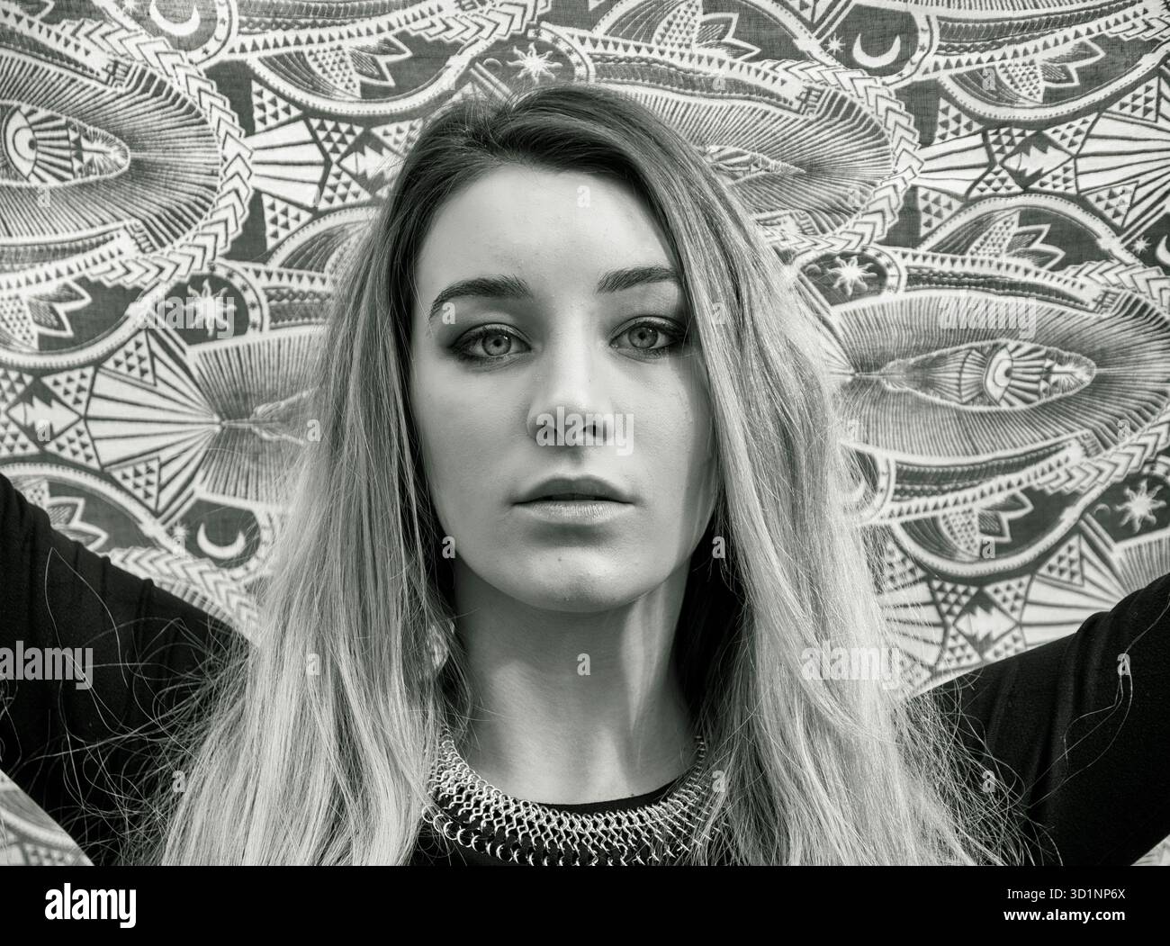 Bella giovane donna in abito nero per esterno Foto Stock