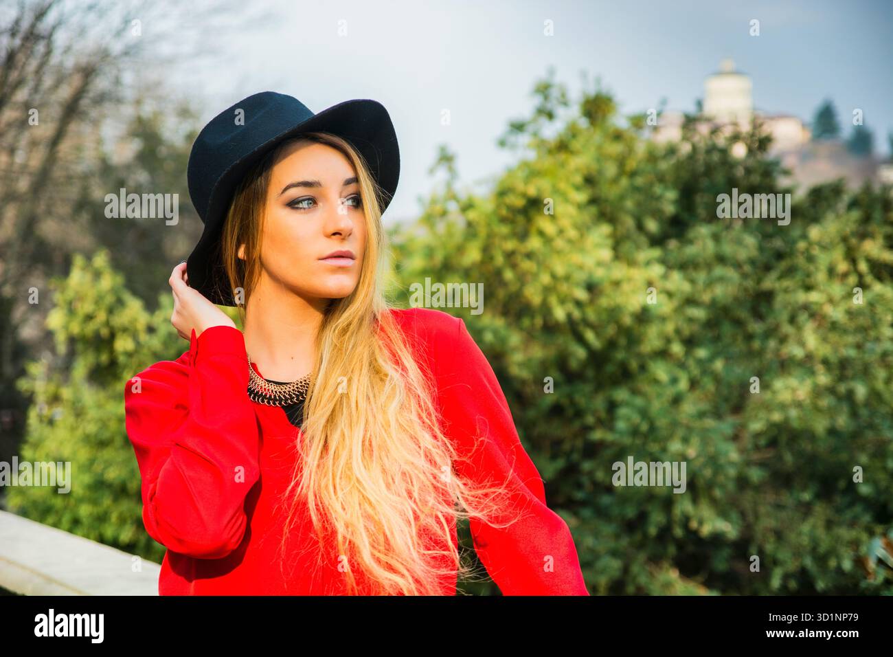 Bella giovane donna in abito rosso, all'aperto Foto Stock