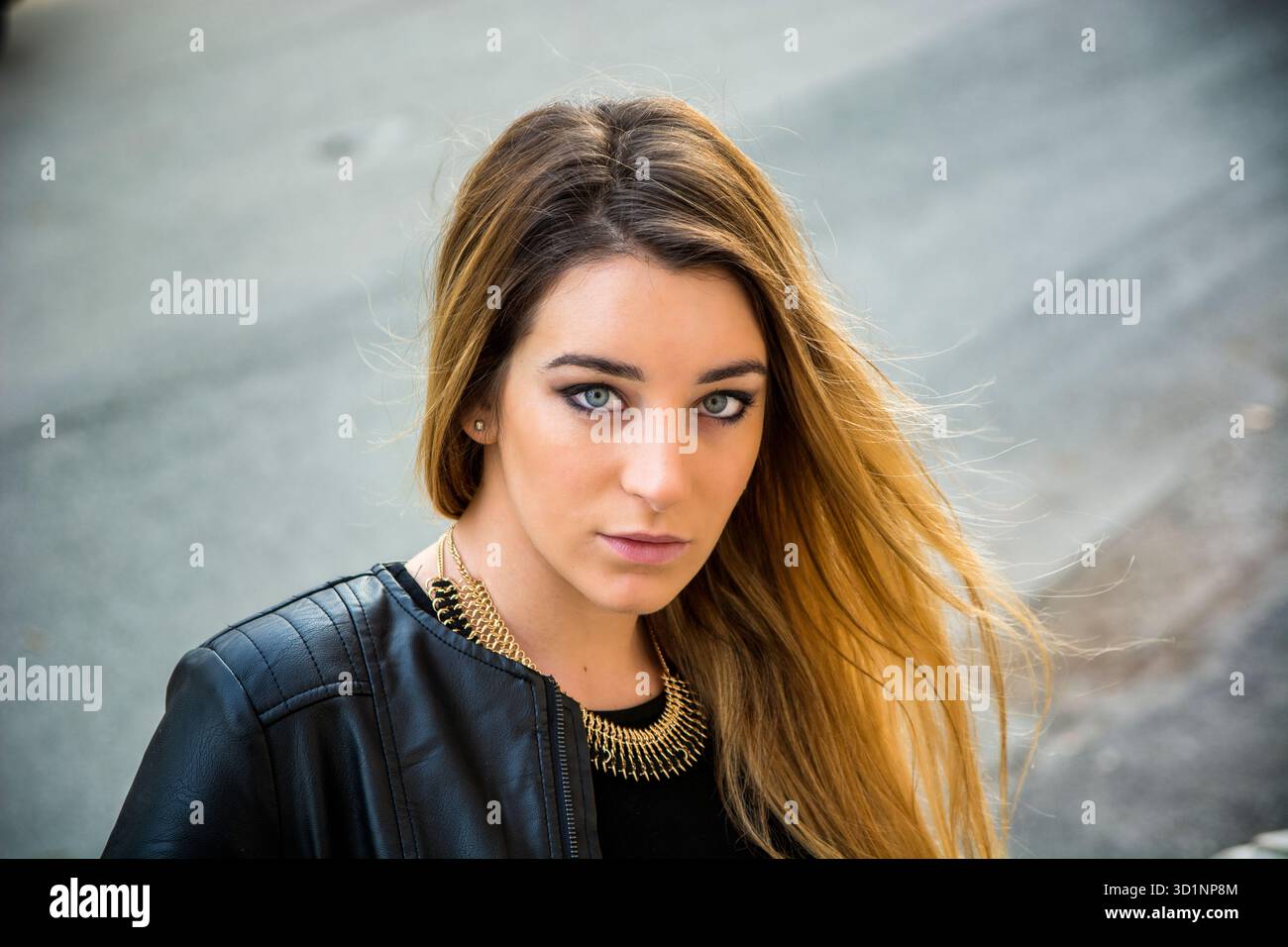 Giovane donna in pelle nera camicia outdoor Foto Stock