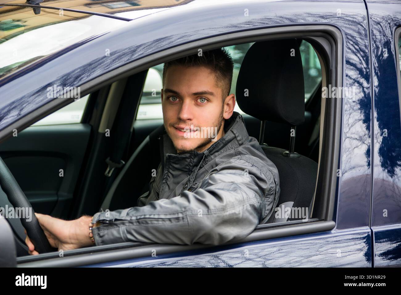Giovane uomo alla guida di auto Foto Stock