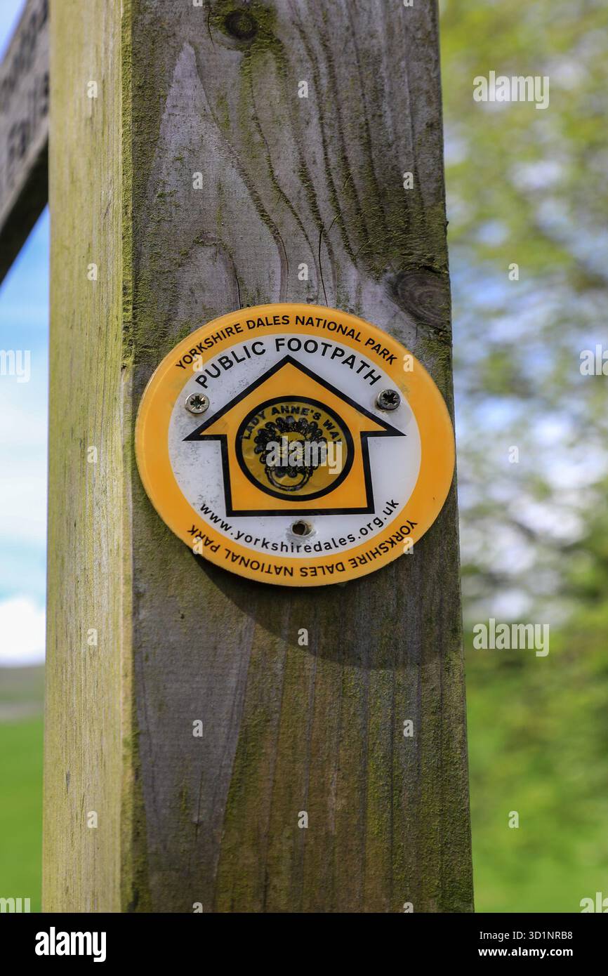 Una freccia segnaletica per il sentiero pedonale pubblico per Lady Annes Way, Yorkshire Dales National Park, Askrigg, Leyburn, Yorkshire, Inghilterra, REGNO UNITO Foto Stock