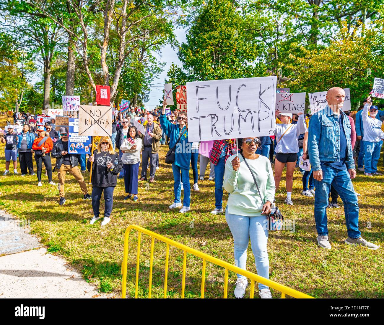 Rutherford, New Jersey - 18 ottobre 2025: La folla si riunisce nel New Jersey per celebrare la democrazia alla protesta del No Kings Day. Foto Stock