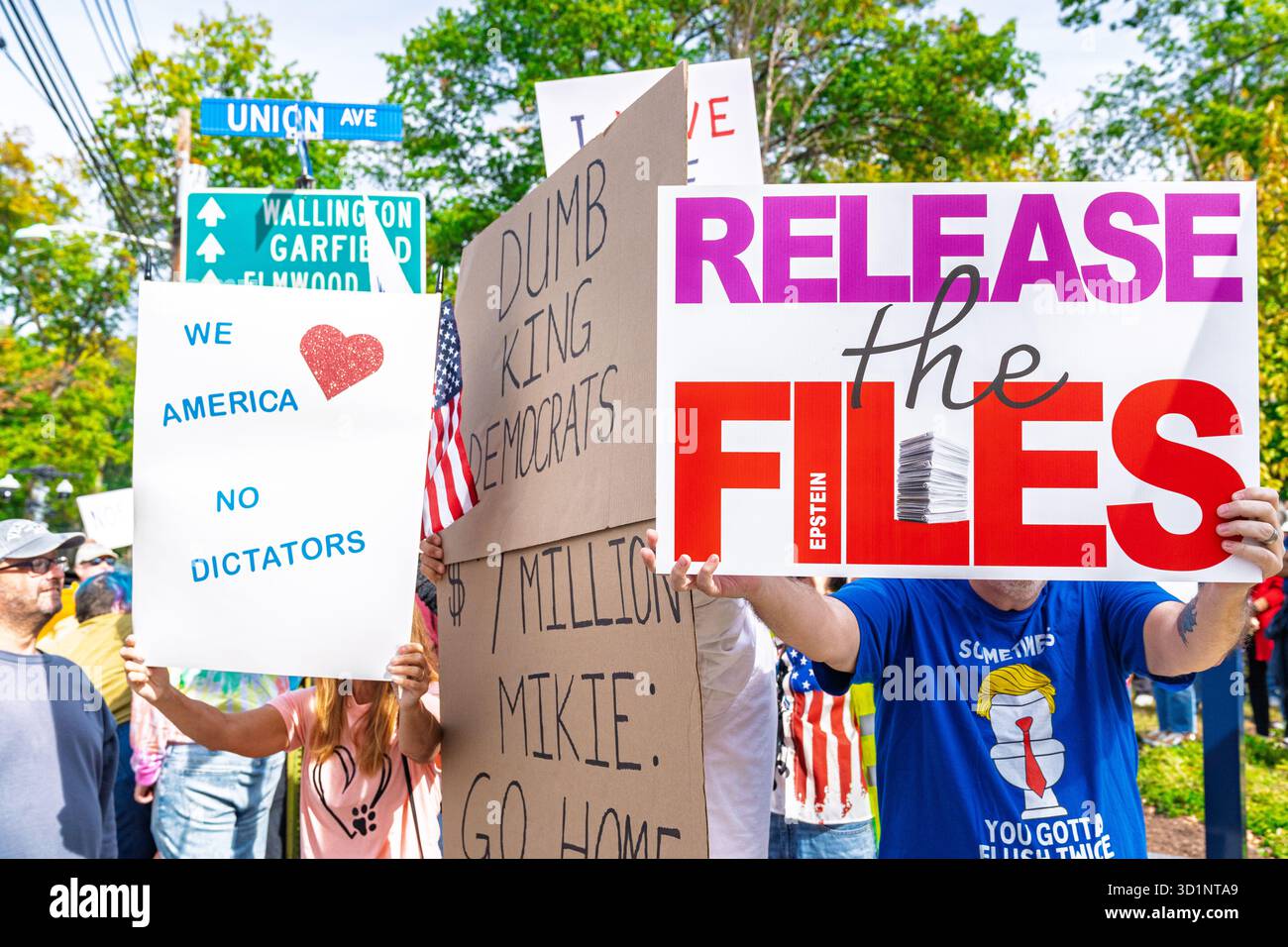 Rutherford, New Jersey - 18 ottobre 2025: La folla si riunisce nel New Jersey per celebrare la democrazia alla protesta del No Kings Day. Foto Stock