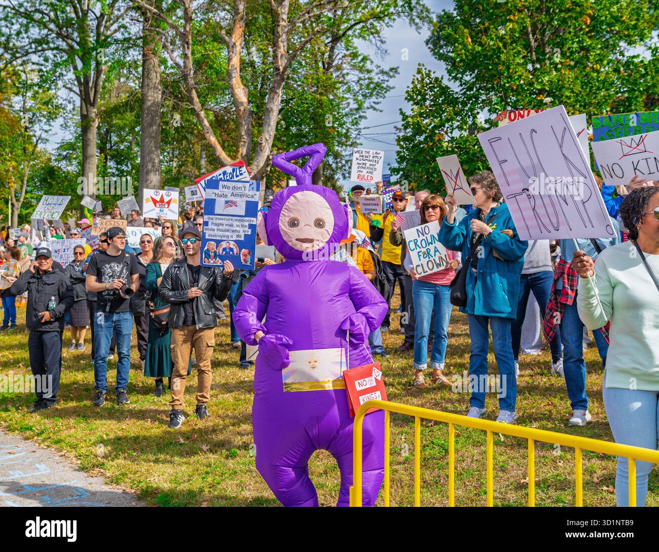 Rutherford, New Jersey - 18 ottobre 2025: La folla si riunisce nel New Jersey per celebrare la democrazia alla protesta del No Kings Day. Foto Stock