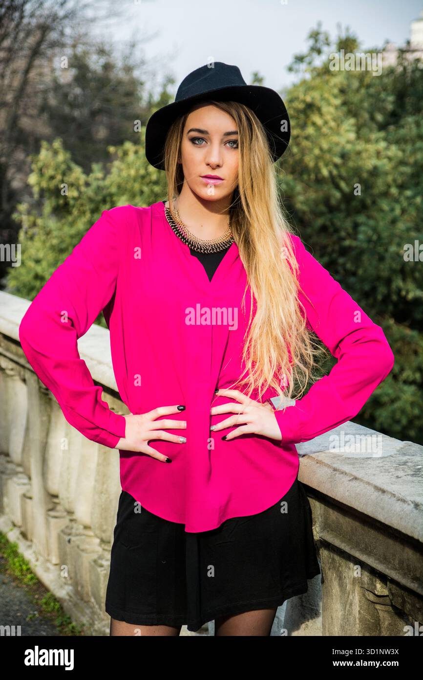 Bella giovane donna in abito rosso, all'aperto Foto Stock