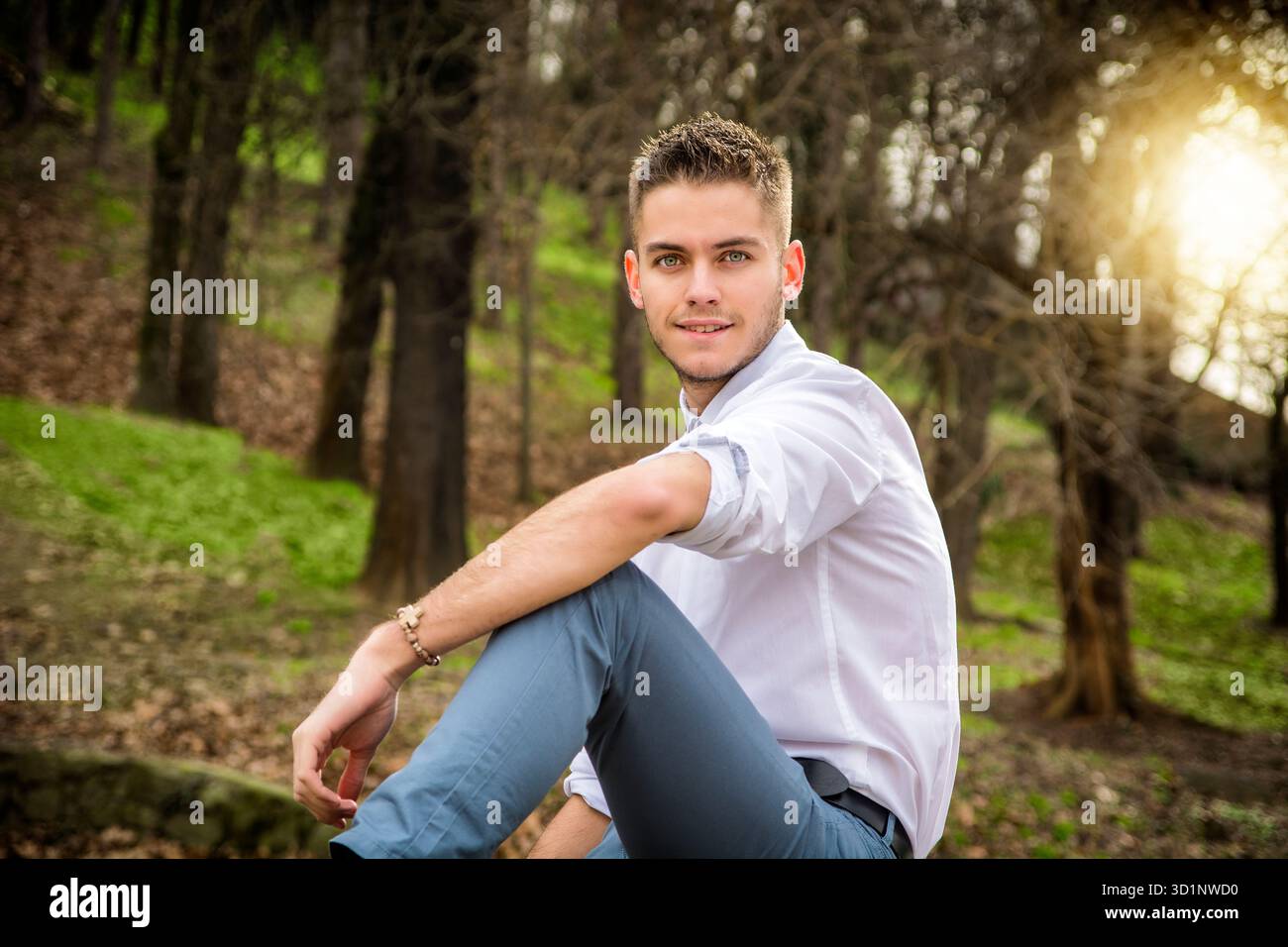 Bell'uomo sorridente che guarda la macchina fotografica al parco Foto Stock