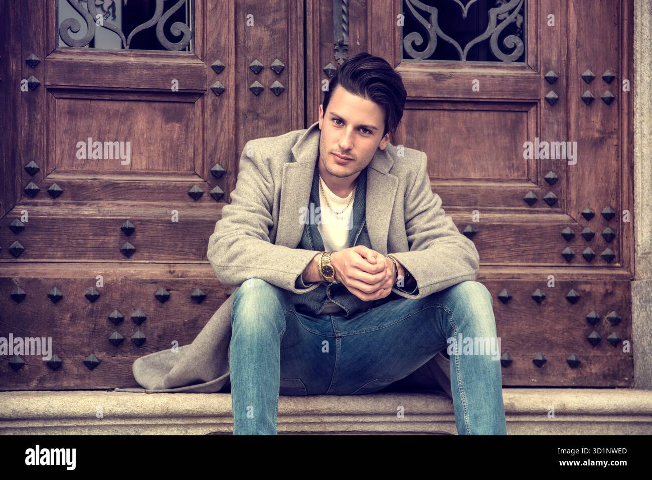 Elegante giovane usura esterna di rivestimento di lana Foto Stock