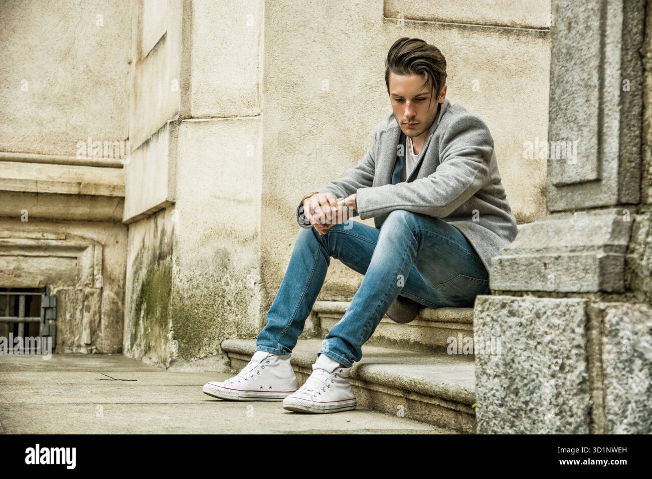 Elegante giovane usura esterna di rivestimento di lana Foto Stock