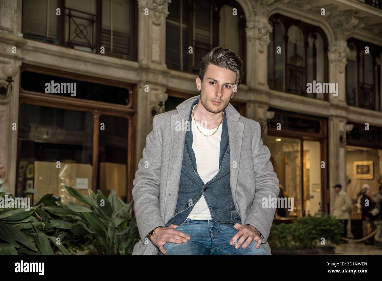 Elegante giovane usura esterna di rivestimento di lana Foto Stock