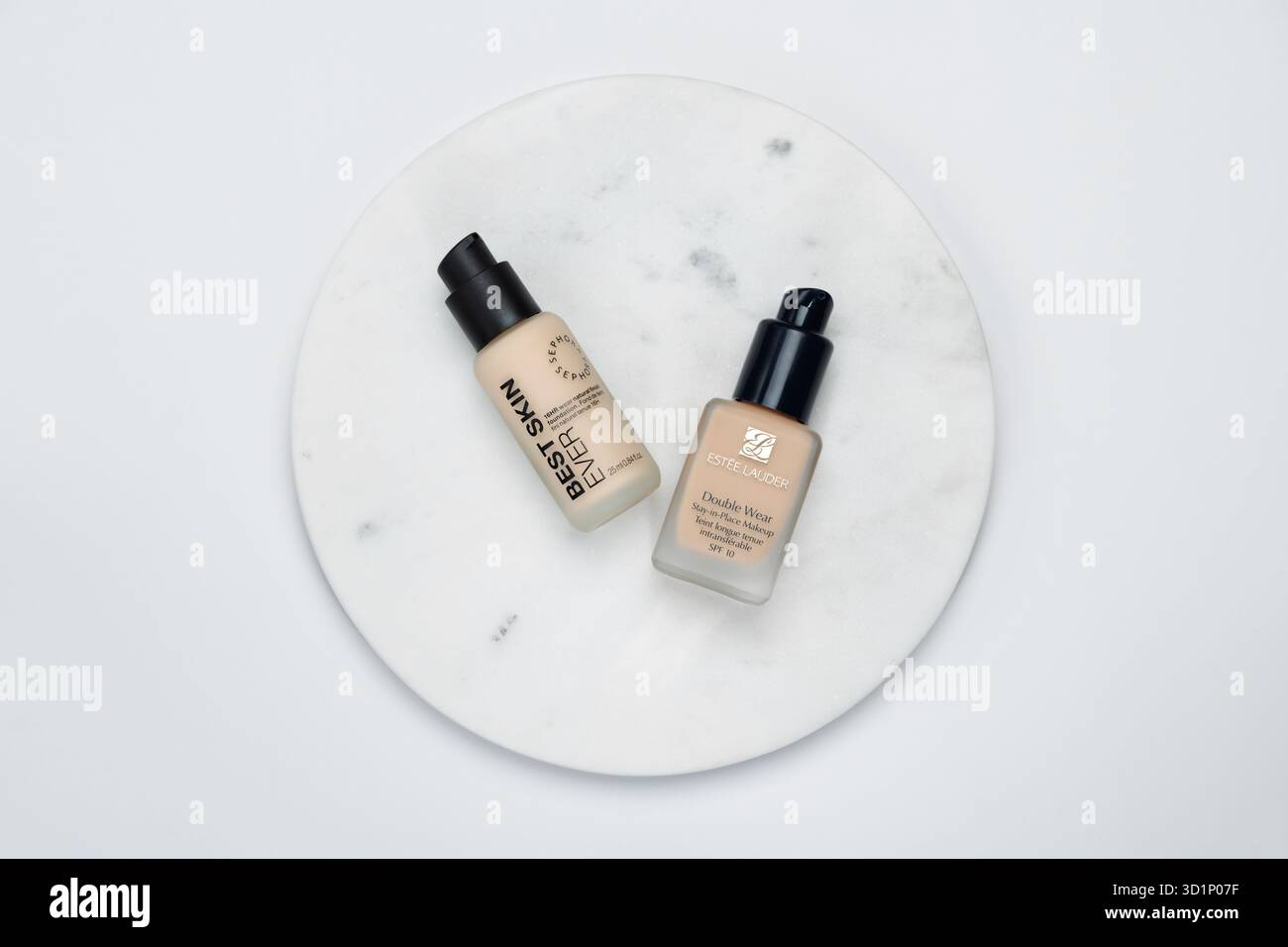 Strasburgo, Francia - ottobre 2025: Nuova fondazione Sephora Best Skin Ever e Estee Lauder Double Wear. Mercato di massa e fondazioni di fascia alta Foto Stock