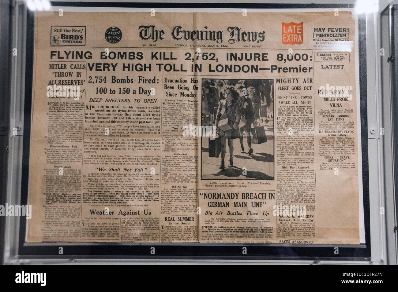 Immagine d'archivio, UK The Evening News of 06 July 1944, rapporto Londra è stata attaccata dalla bomba volante V-1, dopo l'atterraggio del D-Day Foto Stock
