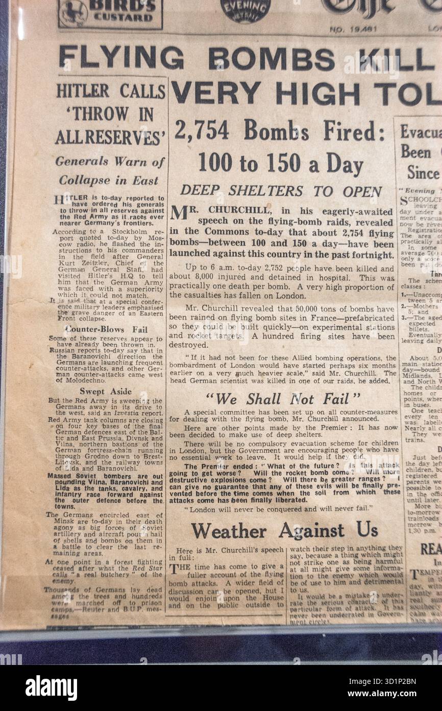 Immagine d'archivio, UK The Evening News of 06 July 1944, rapporto Londra è stata attaccata dalla bomba volante V-1, dopo l'atterraggio del D-Day Foto Stock