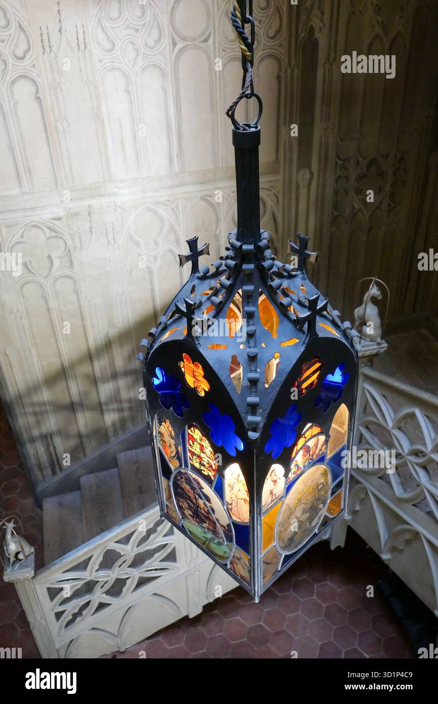 Lanterna in vetro colorato gotico appesa all'interno storico Foto Stock