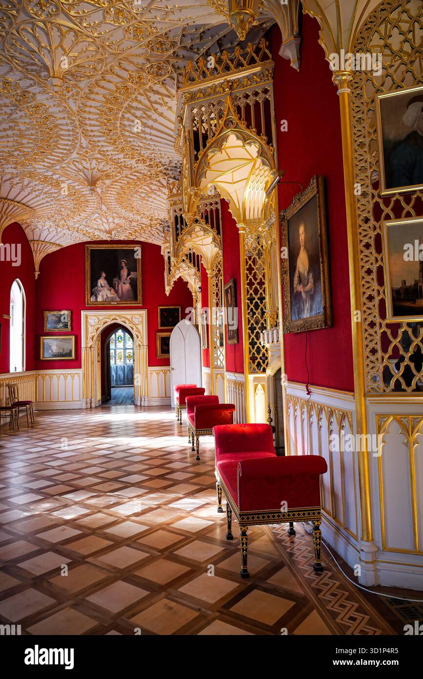 Interni in stile neogotico con pareti rosse e soffitto decorato Foto Stock