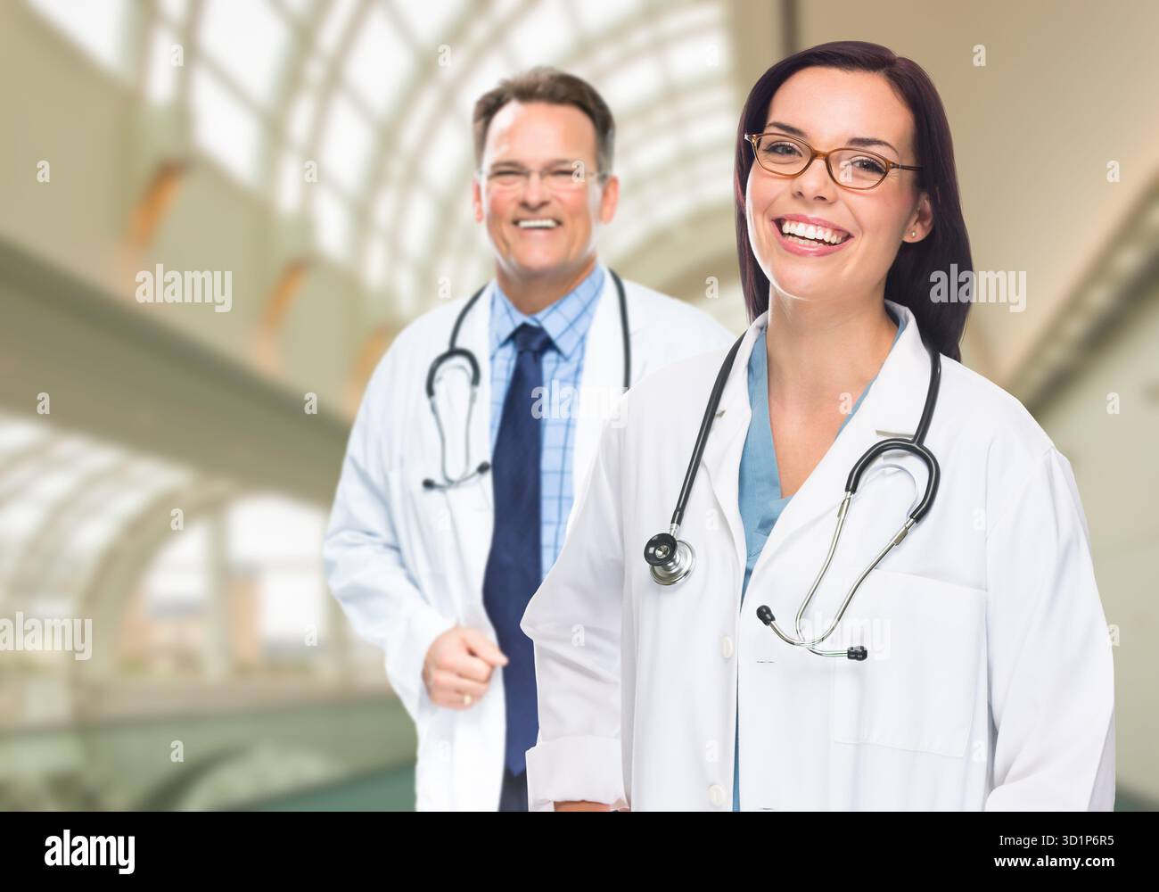 Due medici o infermieri all'interno dell'edificio dell'ospedale Foto Stock