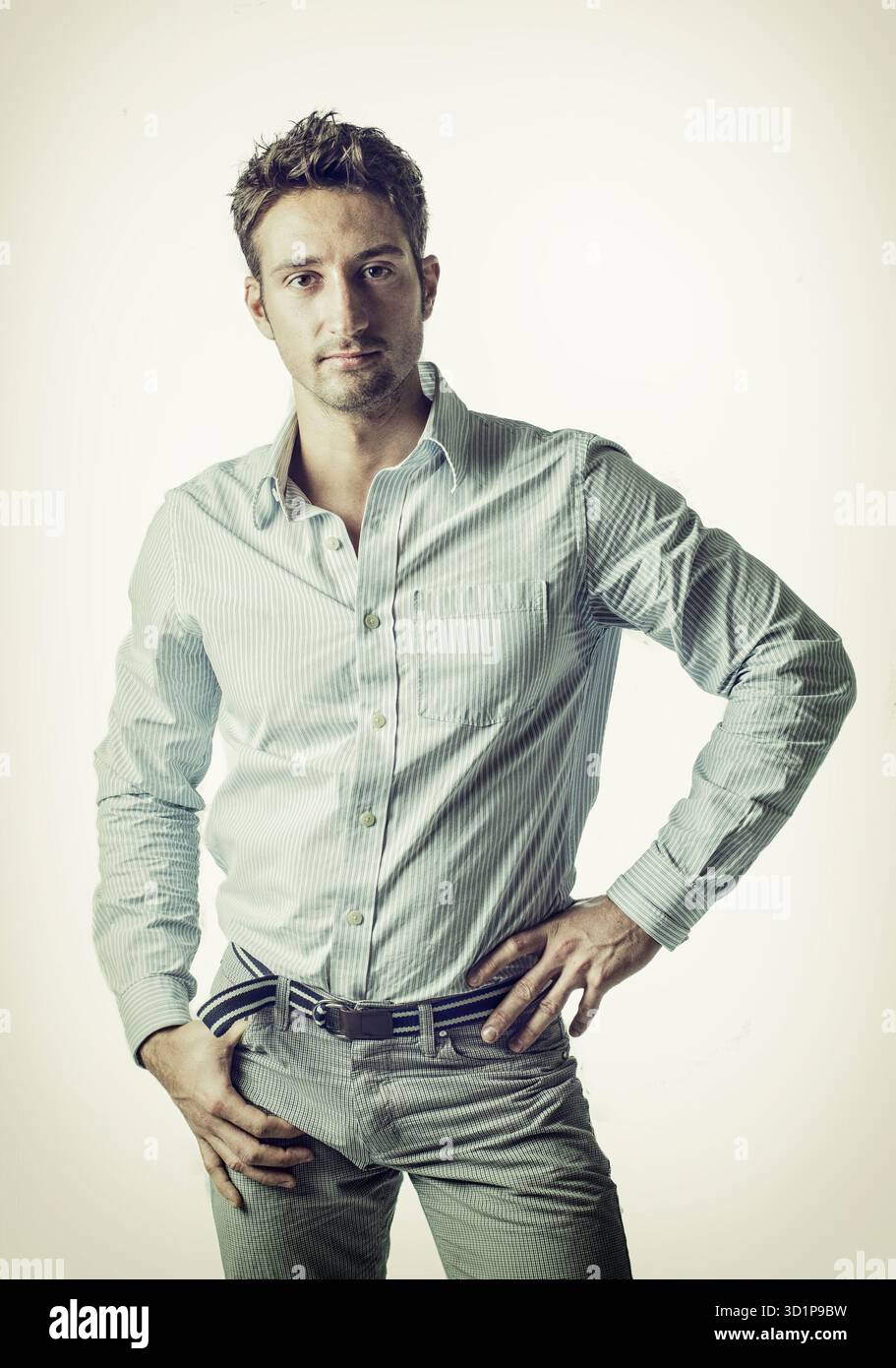Alternativa business giovane uomo che indossa camicia e jeans strappati Foto Stock