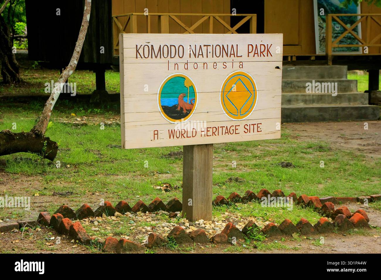 Cartello del Parco Nazionale di Komodo presso il centro visitatori sull'Isola di Rinca, Nusa Tenggara, Indonesia Foto Stock
