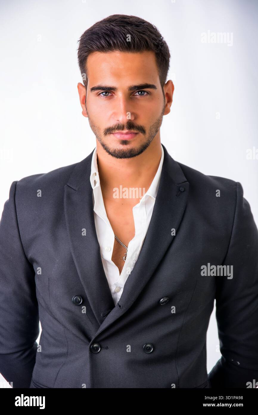 Alternativa business giovane uomo che indossa camicia e jeans strappati Foto Stock