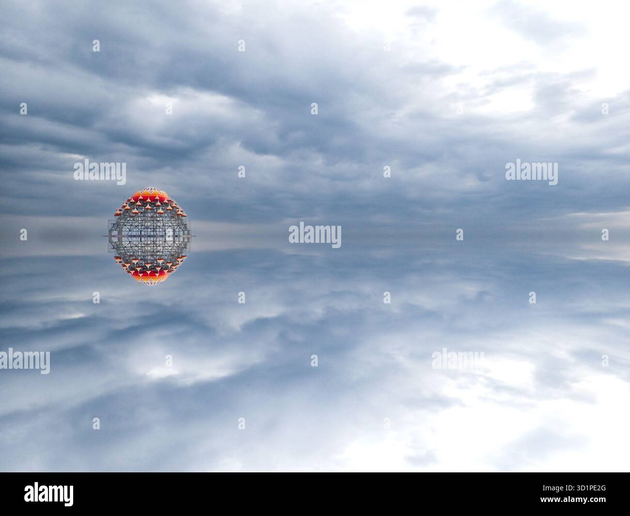 Struttura sferica surreale riflessa nell'acqua contro il drammatico cielo nuvoloso Foto Stock