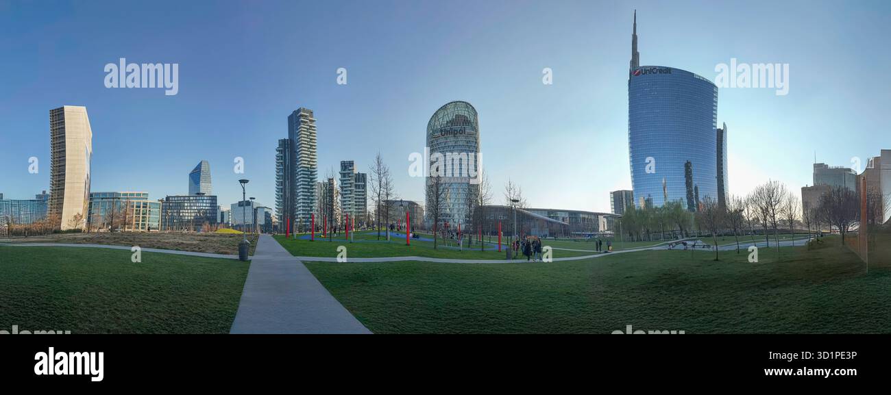 MILANO - 4 MARZO 2025: Vista panoramica della Torre Unicredit, della Torre Unipol e di altri grattacieli iconici facenti parte di un gruppo di edifici residenziali e commerciali Foto Stock