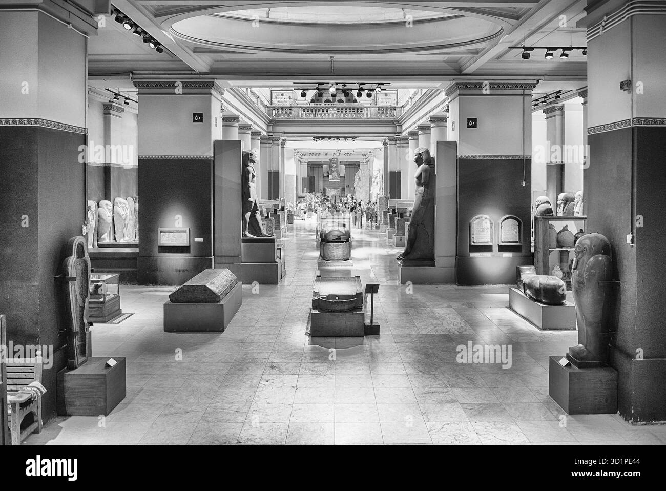 CAIRO, EGITTO - 30 GIUGNO 2025: Vista interna del famoso Museo Egizio in Piazza Tahrir, Cairo, Egitto. Il museo è stato fondato nel 1902 Foto Stock