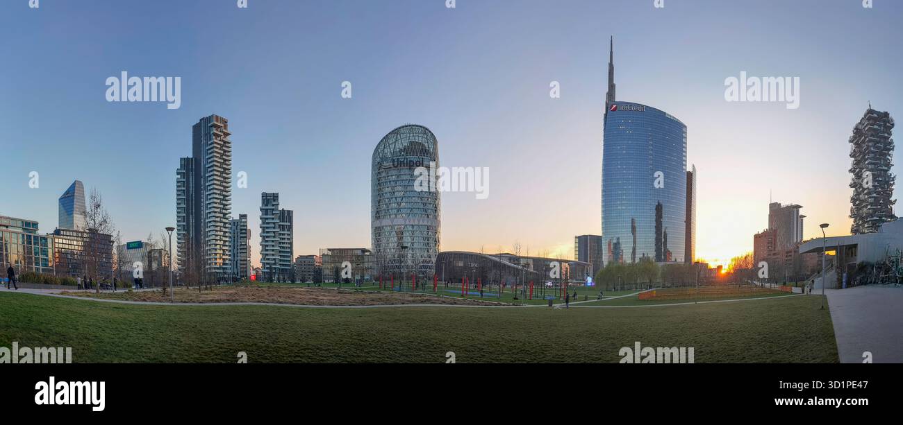 MILANO - 4 MARZO 2025: Vista panoramica della Torre Unicredit, della Torre Unipol e di altri grattacieli iconici facenti parte di un gruppo di edifici residenziali e commerciali Foto Stock