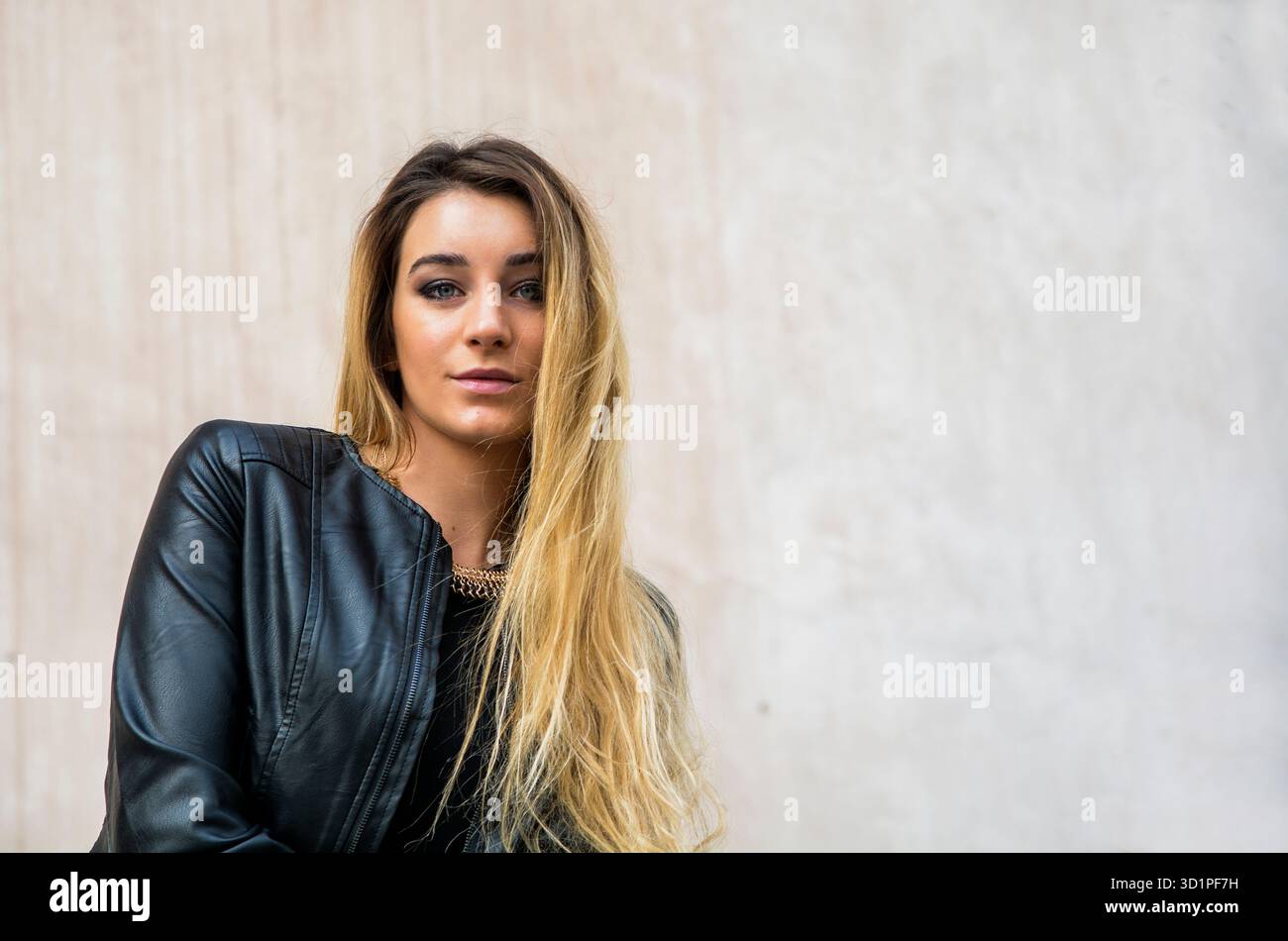 Giovane donna in pelle nera camicia outdoor Foto Stock