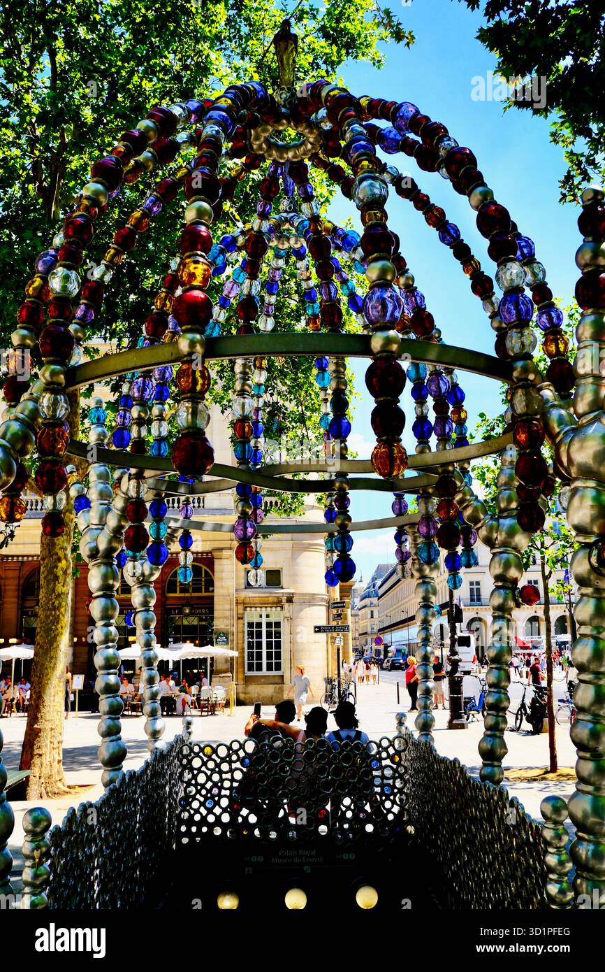 La più bella uscita della metropolitana Palais-Royal Louvre Museum si trova in Place Colette a Parigi, Francia Foto Stock
