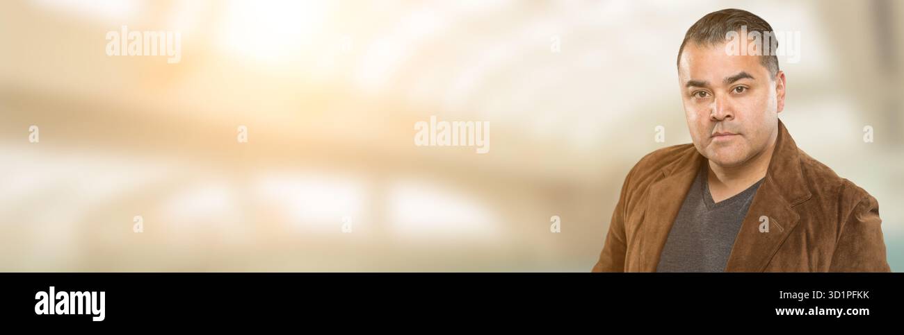 Bellissimo banner ampio per il ritratto maschile ispanico con spazio per il testo. Foto Stock