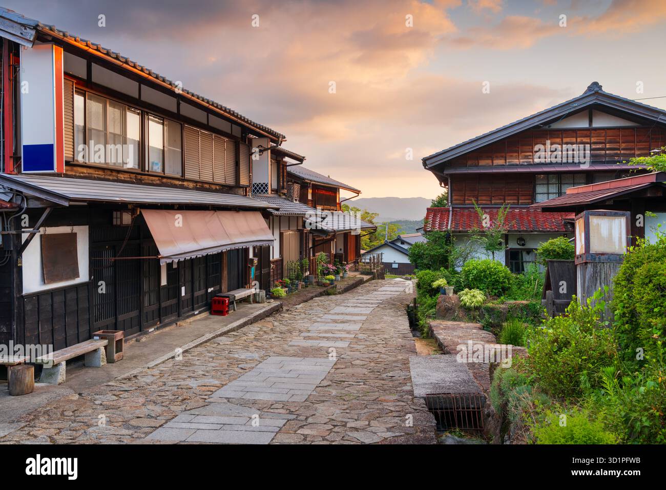 Magome, Giappone lungo il sentiero Nakasendo al crepuscolo. Foto Stock