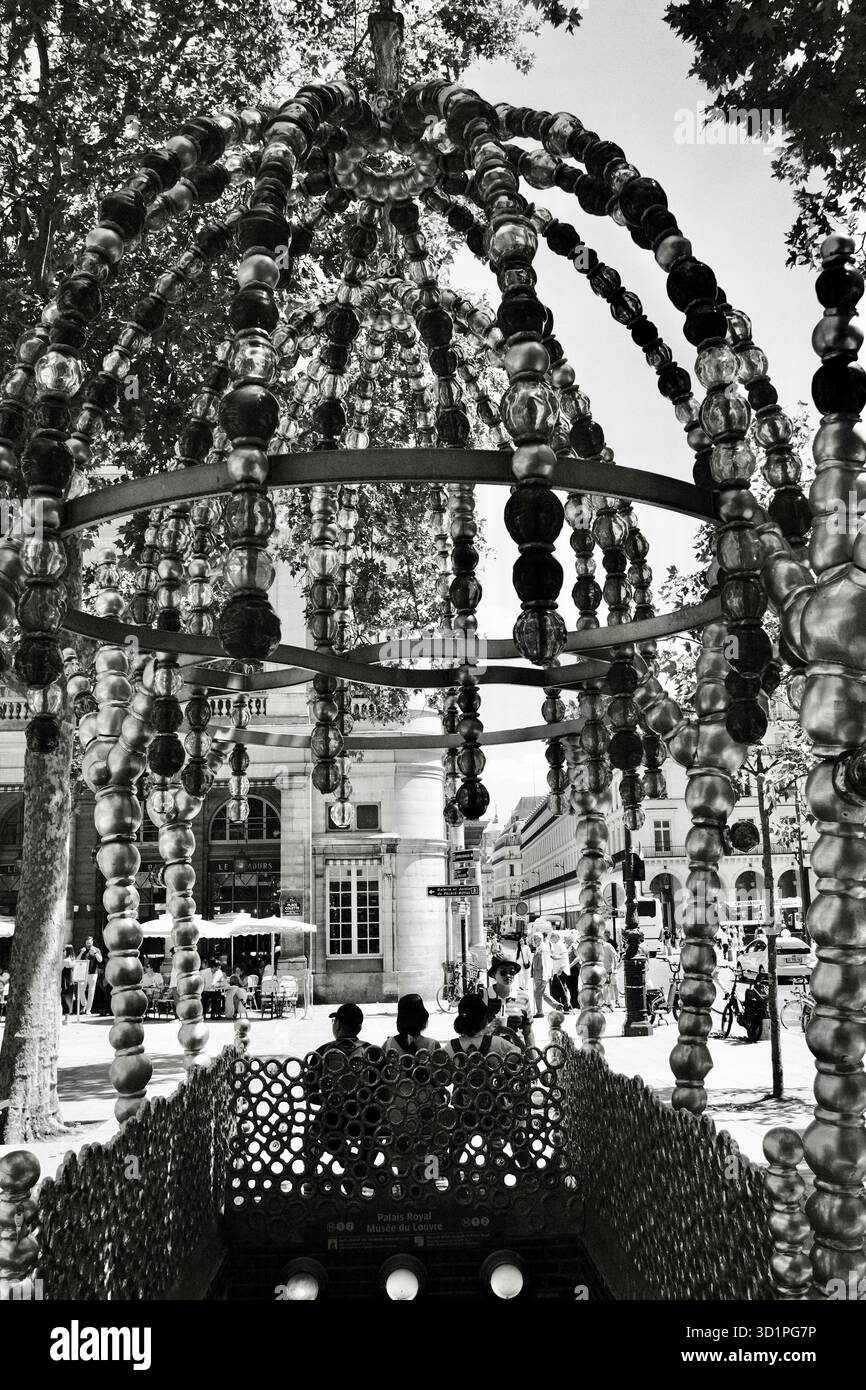 La più bella uscita della metropolitana Palais-Royal Louvre Museum si trova in Place Colette a Parigi, Francia Foto Stock