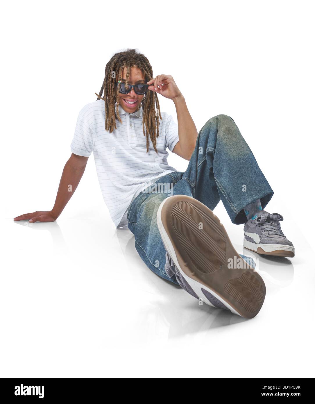 Un giovane uomo che indossa una polo a righe indossa dreadlock e occhiali da sole Foto Stock