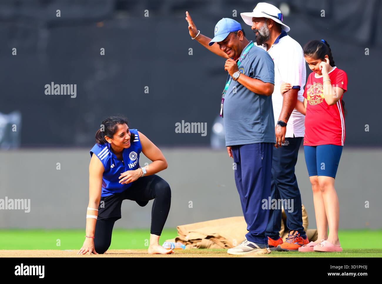 Smriti Mandhana dell'India controlla il campo durante la sessione di allenamento pre-partita della Coppa del mondo femminile ICC India vs Australia presso Dr. D.Y. Patil Sports Academy, navi Mumbai, India, 29 ottobre 2025 (foto di Shubhajit Roy Karmakar/News Images) Foto Stock