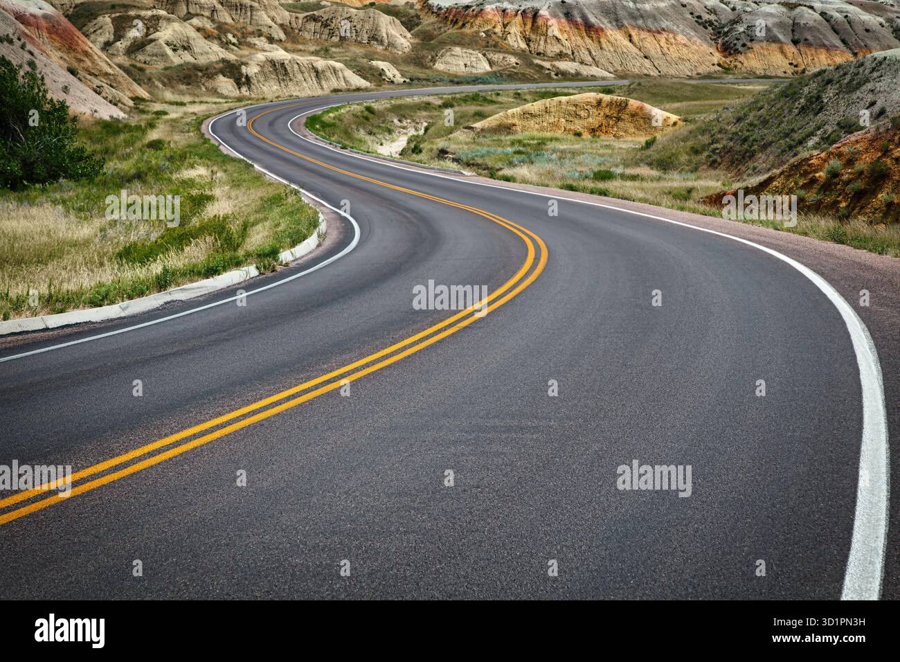 I intrecci e le colline dell'autostrada 240 che attraversano il Badlands National Park vicino a Wall, South Dakota. Foto Stock