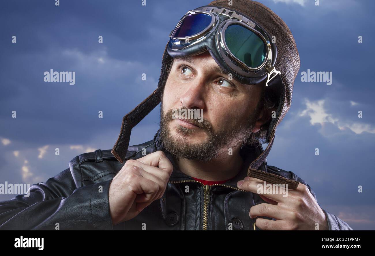 Il trinciapaglia vecchio motorino driver, Uomo con occhiali da sole giacca di pelle con facce espressive su nuvole temporalesche sfondo Foto Stock