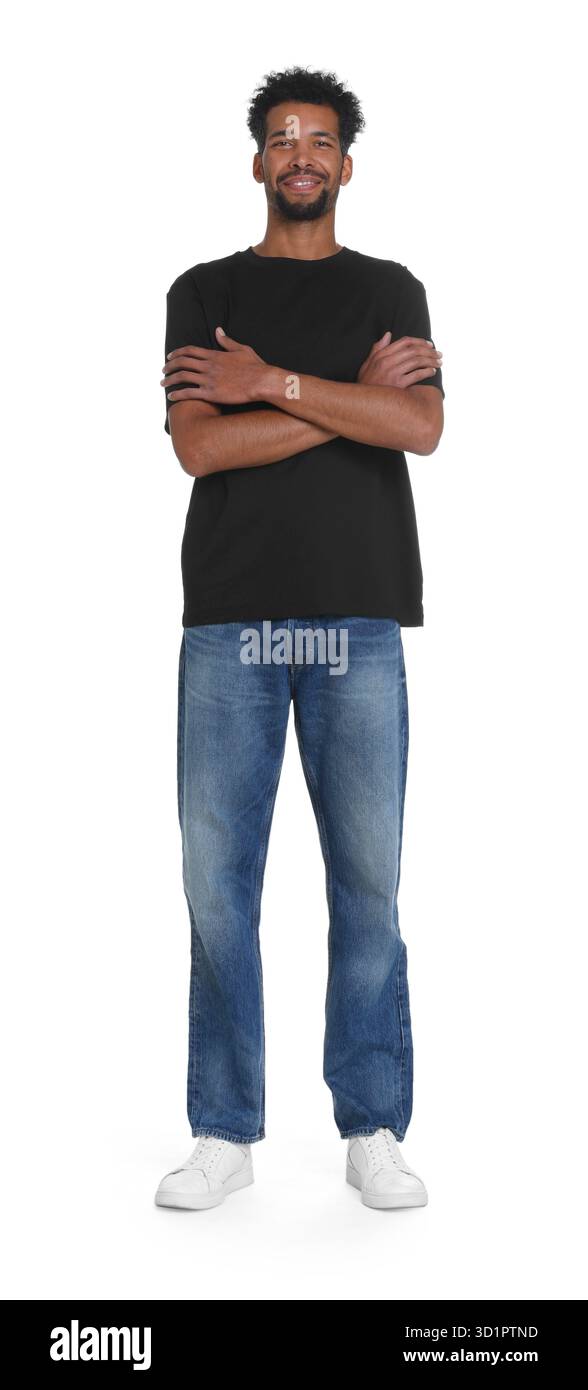 Uomo felice che indossa jeans eleganti su sfondo bianco Foto Stock