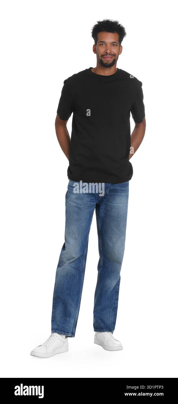 Uomo felice che indossa jeans eleganti su sfondo bianco Foto Stock