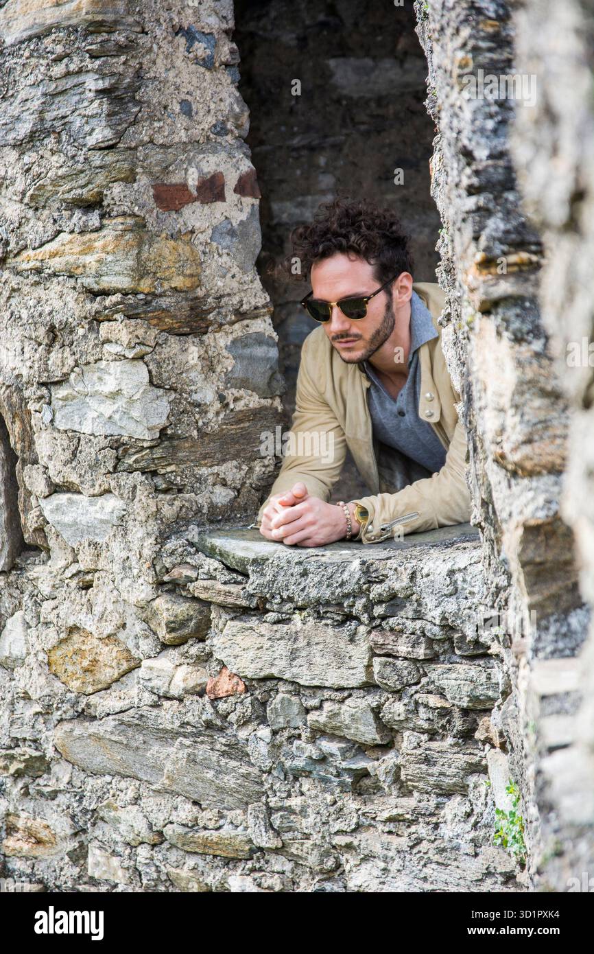 Attraente uomo all' aperto nel vecchio castello europeo Foto Stock