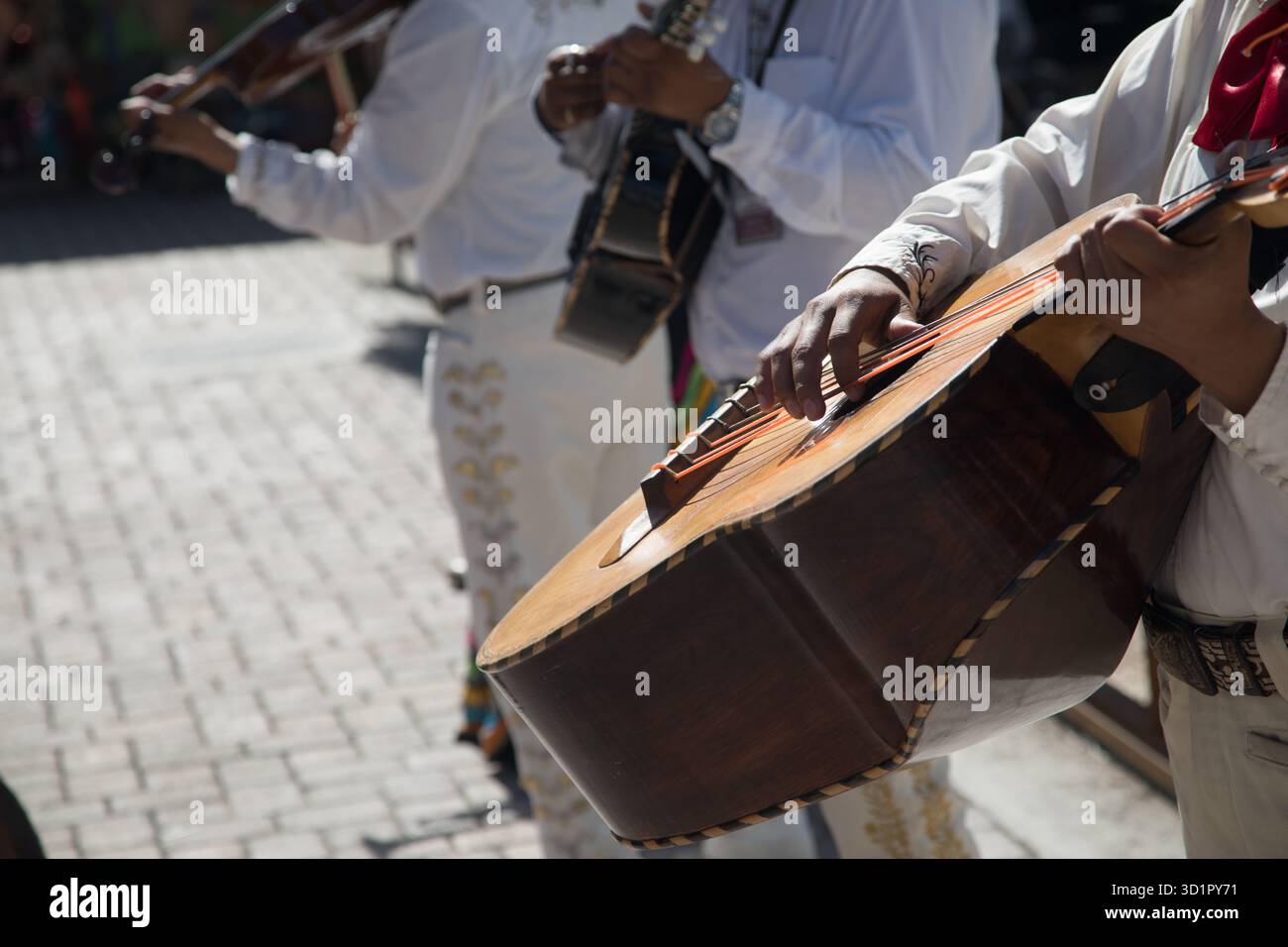 Festive Mariachi Band in esecuzione in Maxico Plaza Foto Stock