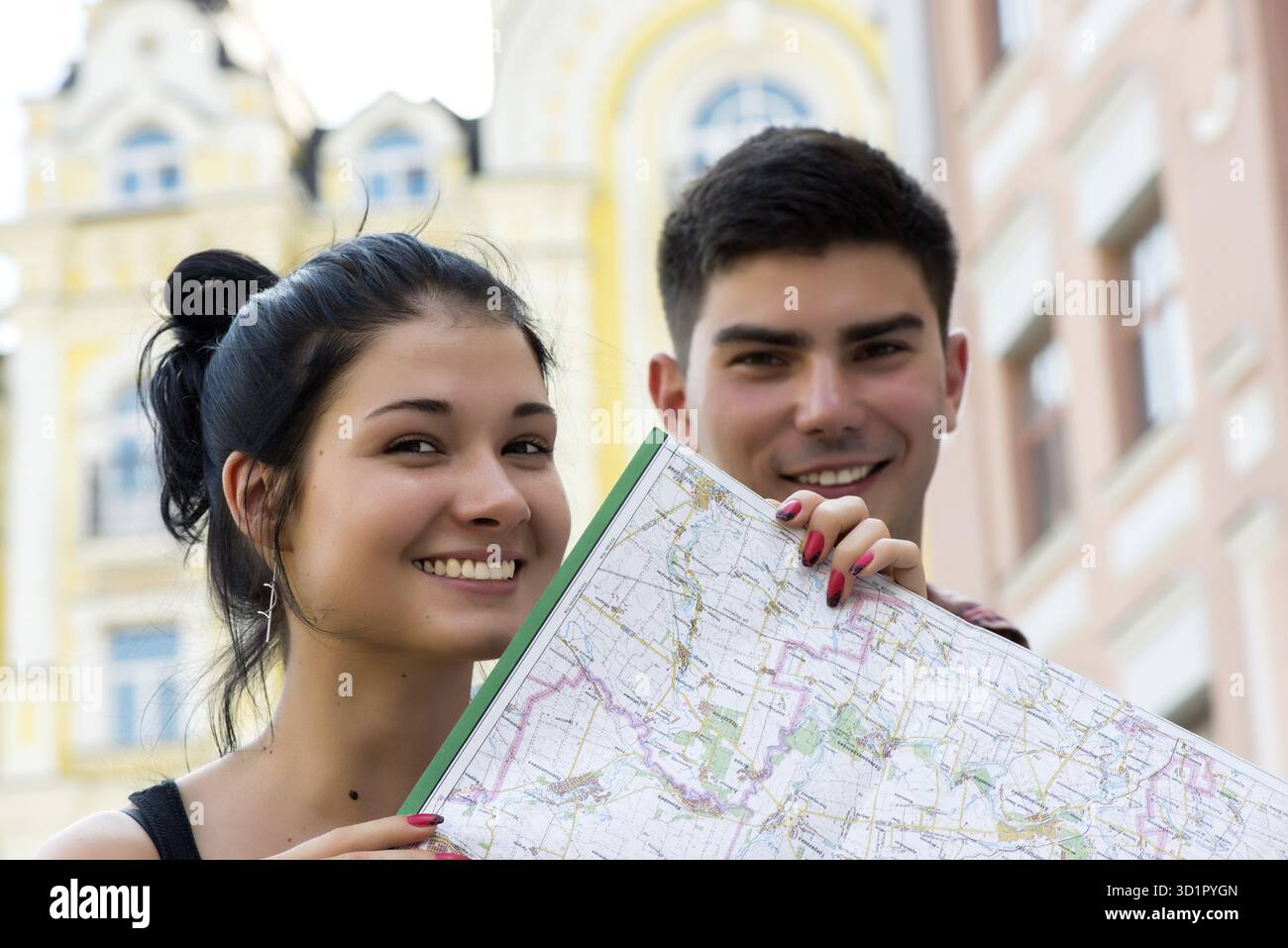 I giovani alla moda giovane in città con mappa turistica Foto Stock