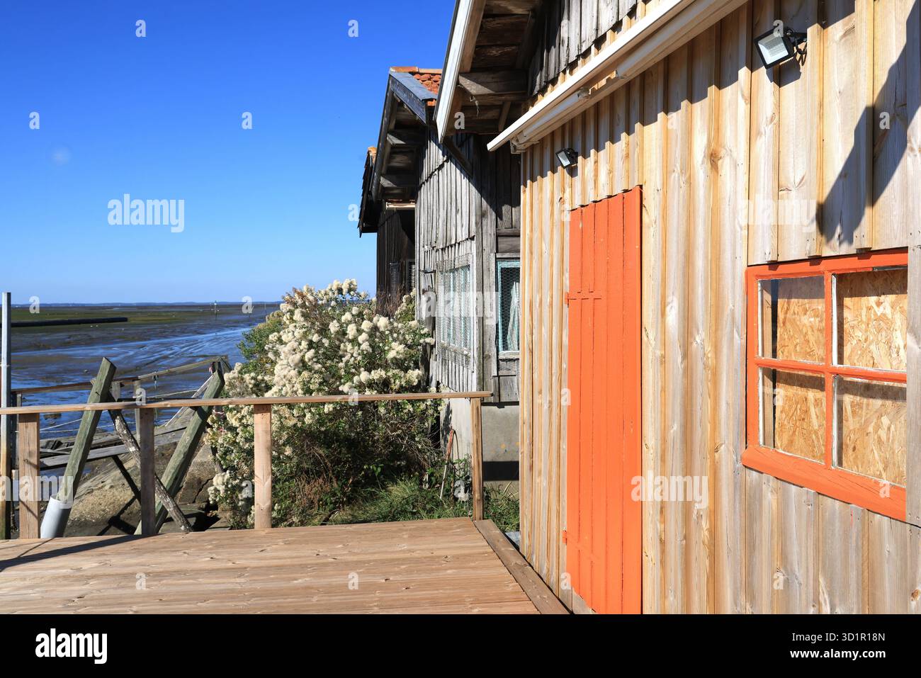 Porto delle ostriche del bacino di Arcachon a Gujan-Mestras. Capanne degli allevatori di ostriche. Francia. Foto Stock