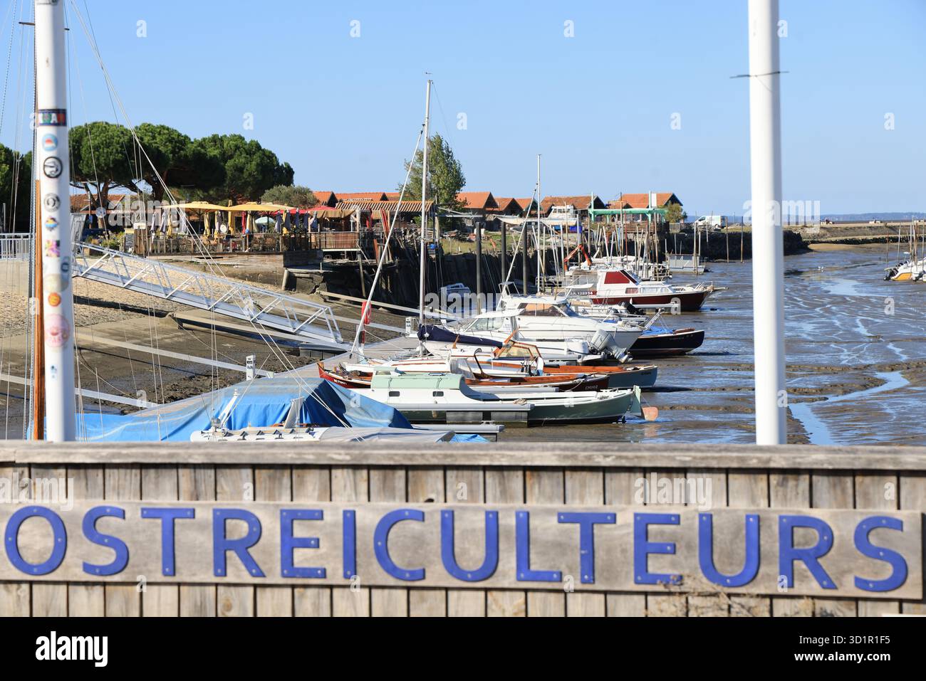 Porto delle ostriche del bacino di Arcachon a Gujan-Mestras. Capanne degli allevatori di ostriche. Francia. Foto Stock