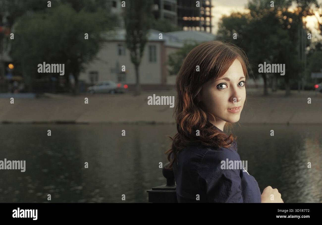 L'acqua calma, le donne rosse calme guardano indietro. Molto copyspace Foto Stock
