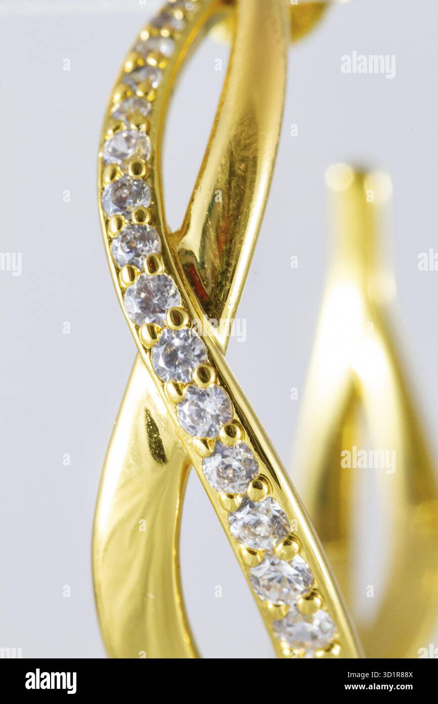 Orecchini a cerchio su sfondo bianco Foto Stock