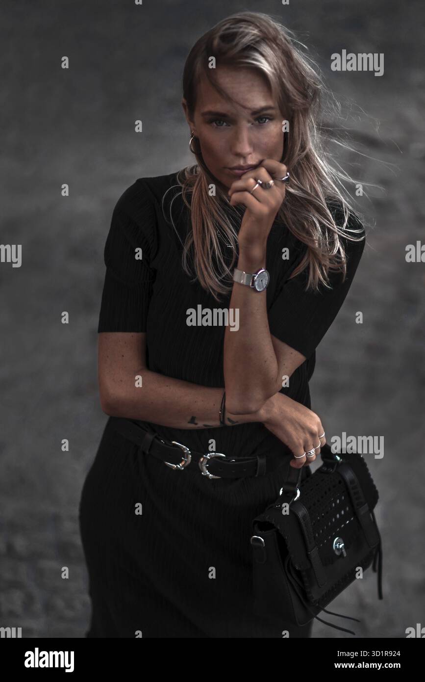 Donna olandese con una borsetta PRONTA per la sua posizione, sicurezza, volontà di sé, assertività, capelli biondi, forza di volontà concentrata, perseveranza Foto Stock