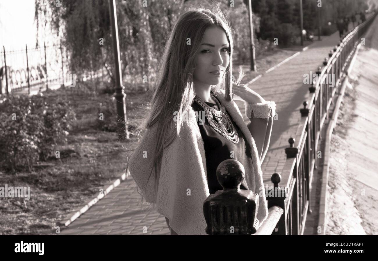 Ritratto retrò di una ragazza triste e bella, stile instagram, tonalità seppia (filtro salice) Foto Stock