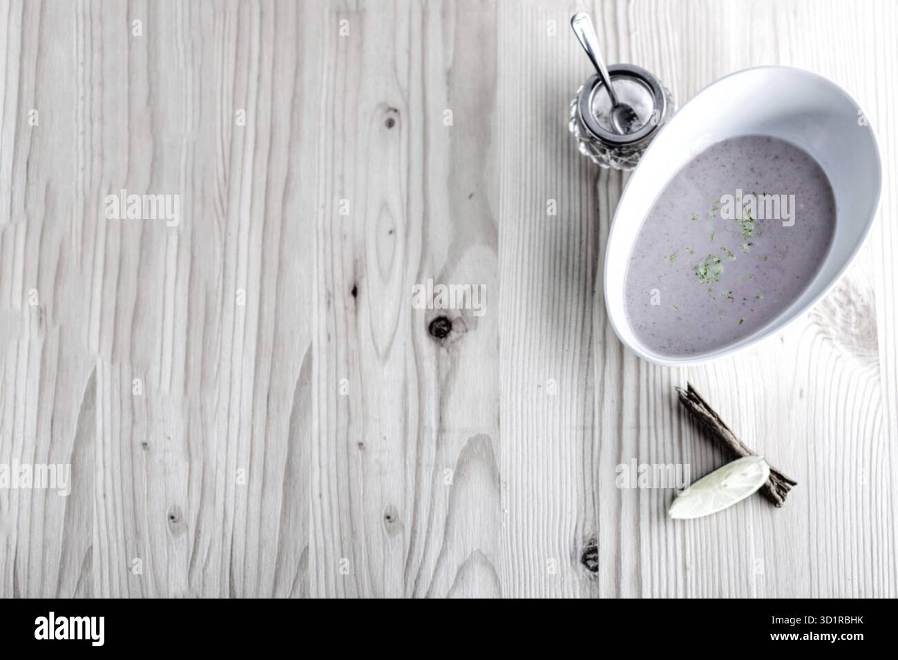 Zuppa di castagne con il latte e cannella su una lavagna bianca Foto Stock